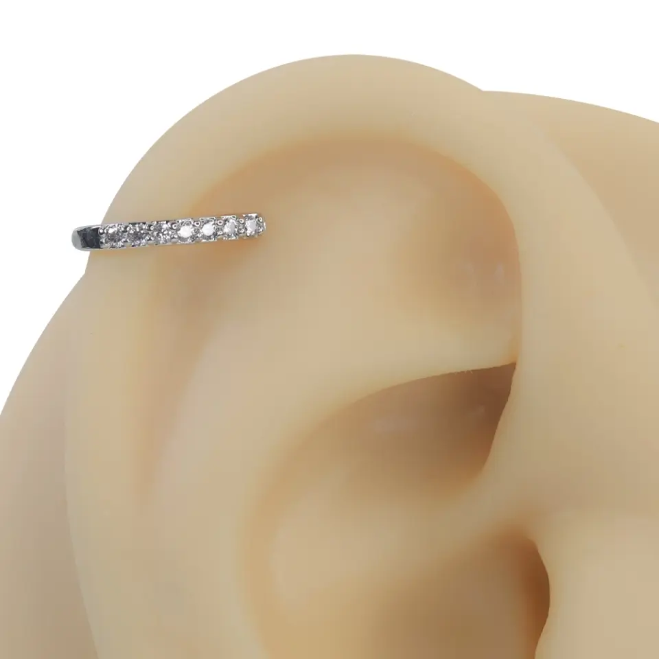 Gümüş rengi ışık seli zirkon taşlı sıkıştırma kıkırdak piercing modelinin kulak üzerindeki modern duruşu