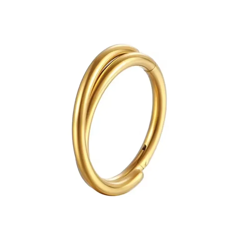 Septum ve tragus bölgesinde sergilenen altın kararmayan Glow Ring halka burun kıkırdak piercing