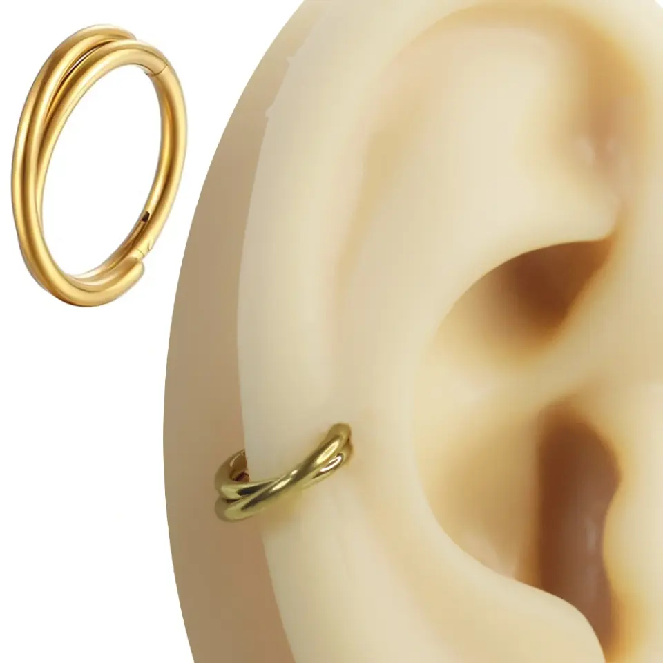 Septum ve tragus bölgesinde sergilenen altın kararmayan Glow Ring halka burun kıkırdak piercing