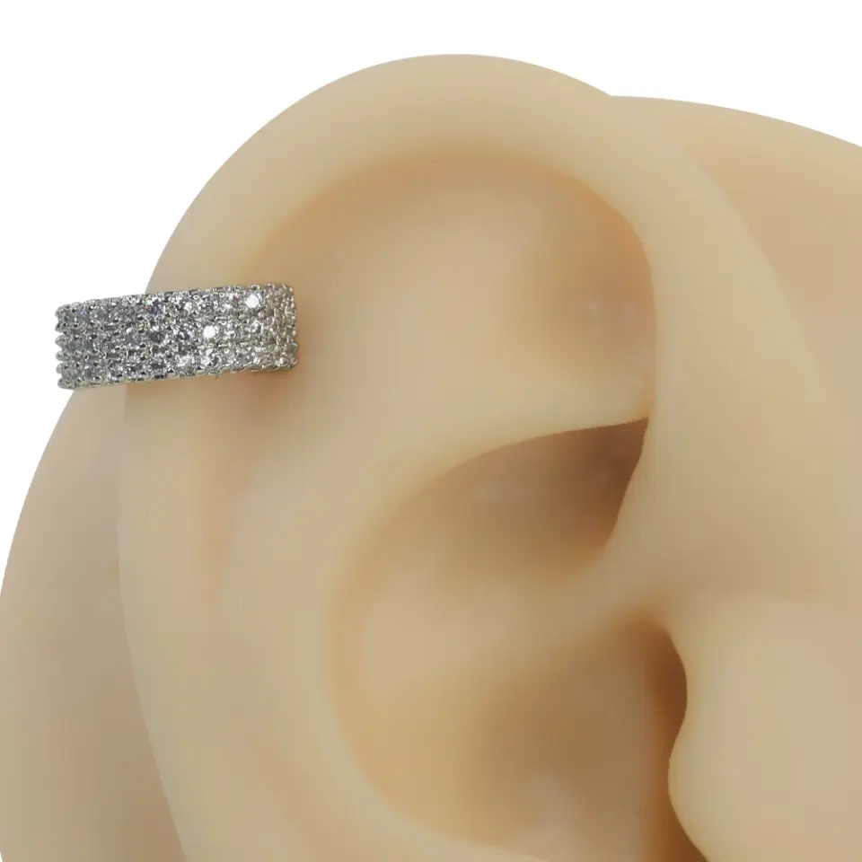 Gümüş rengi ışığın dansı zirkon taşlı sıkıştırma kıkırdak piercing modelinin kulak üzerindeki modern ve parıltılı duruşu