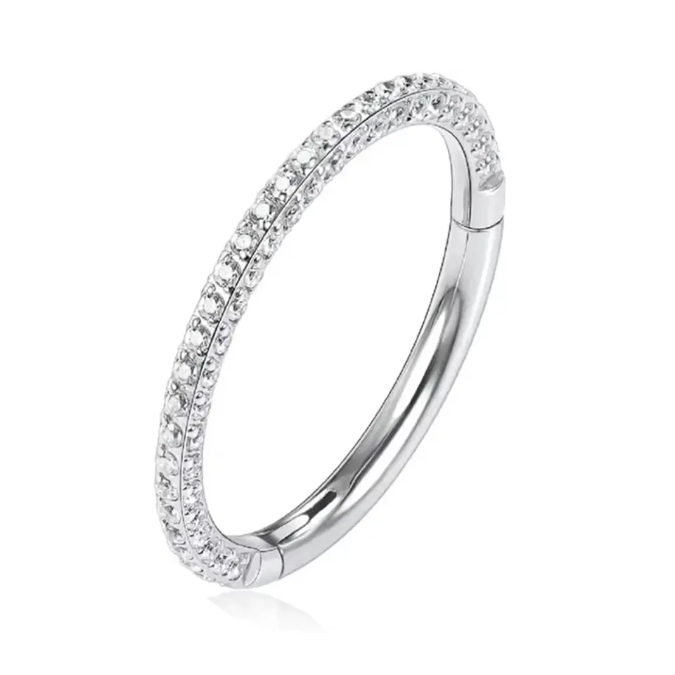 Septum ve tragus bölgesinde sergilenen gümüş kararmayan taşlı halka septum kıkırdak piercing