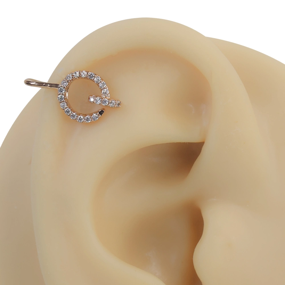 Rose gold gizemli mühür zirkon taşlı sıkıştırma kıkırdak piercing modelinin kulak üzerindeki parıltılı ve mistik duruşu