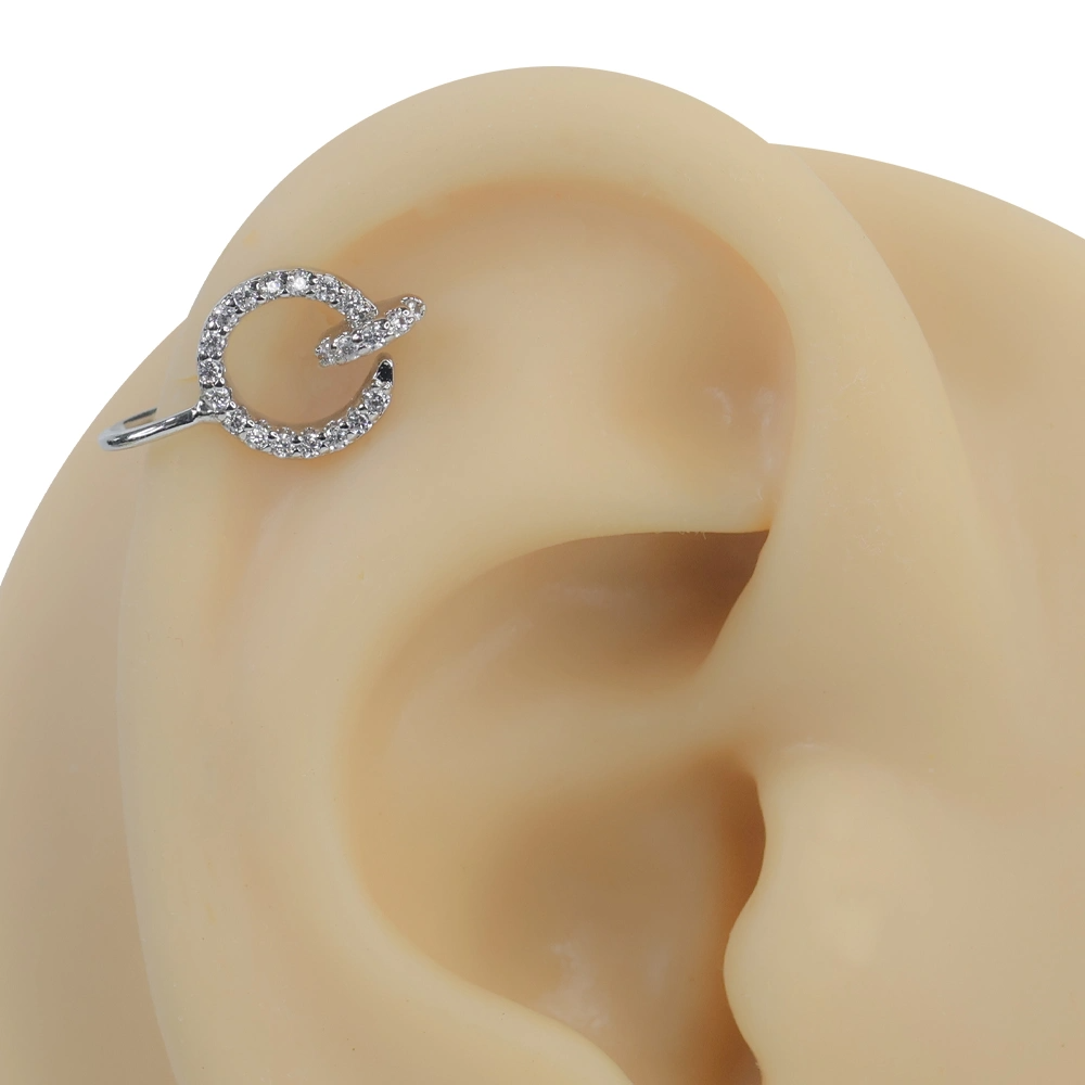 Gümüş rengi gizemli mühür zirkon taşlı sıkıştırma kıkırdak piercing modelinin kulak üzerindeki modern ve asil duruşu