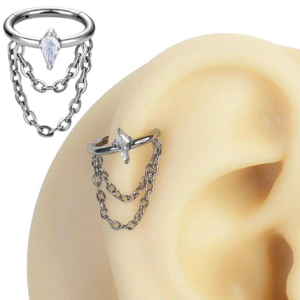 Septum ve tragus bölgesinde sergilenen gümüş kararmayan göz figürlü halka helix kıkırdak piercing