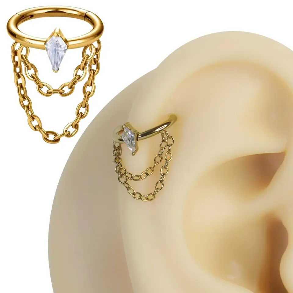 Septum ve tragus bölgesinde sergilenen altın kararmayan tılsımlı halka helix kıkırdak piercing