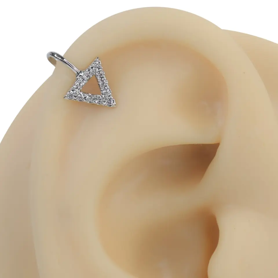 Gümüş rengi yükseliş zirkon taşlı sıkıştırma kıkırdak piercing modelinin kulak üzerindeki modern ve asil duruşu