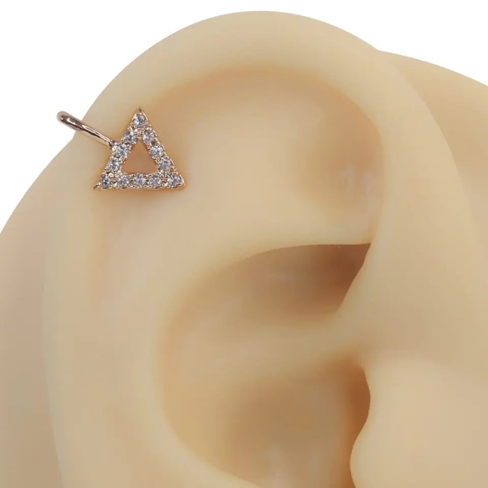 Rose gold yükseliş zirkon taşlı sıkıştırma kıkırdak piercing modelinin kulak üzerindeki zarif ve parıltılı duruşu