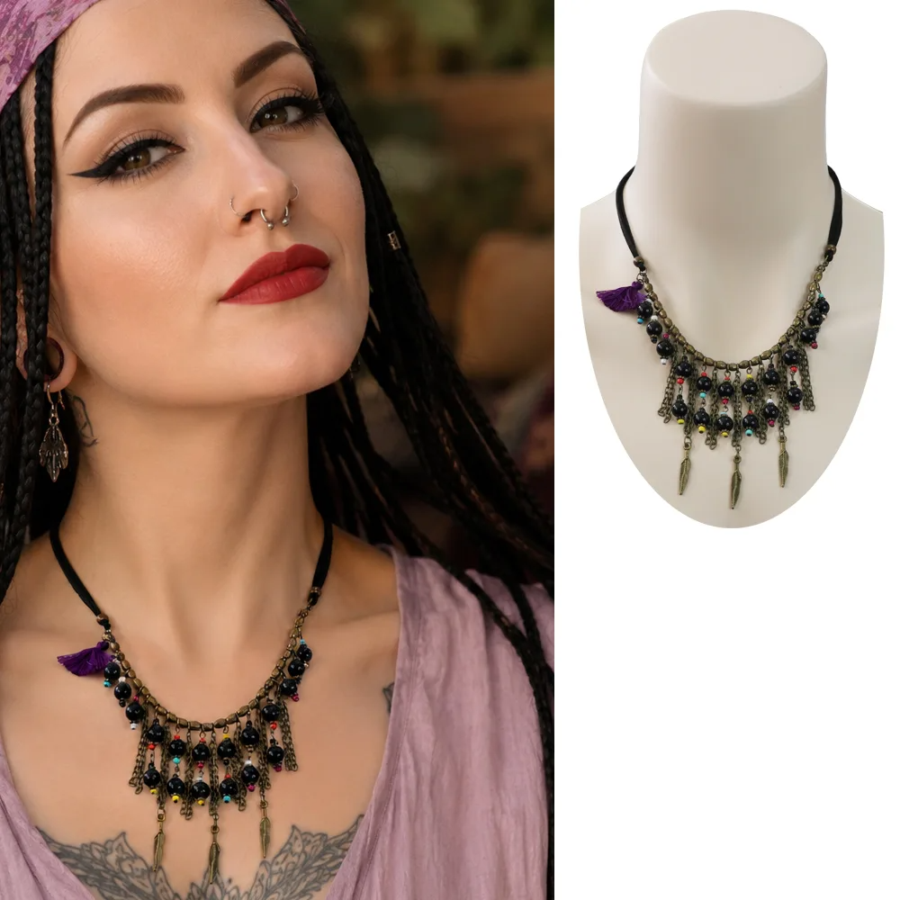 Siyah boncuklu, mor püsküllü ve zincir saçaklı etnik kolye modeli