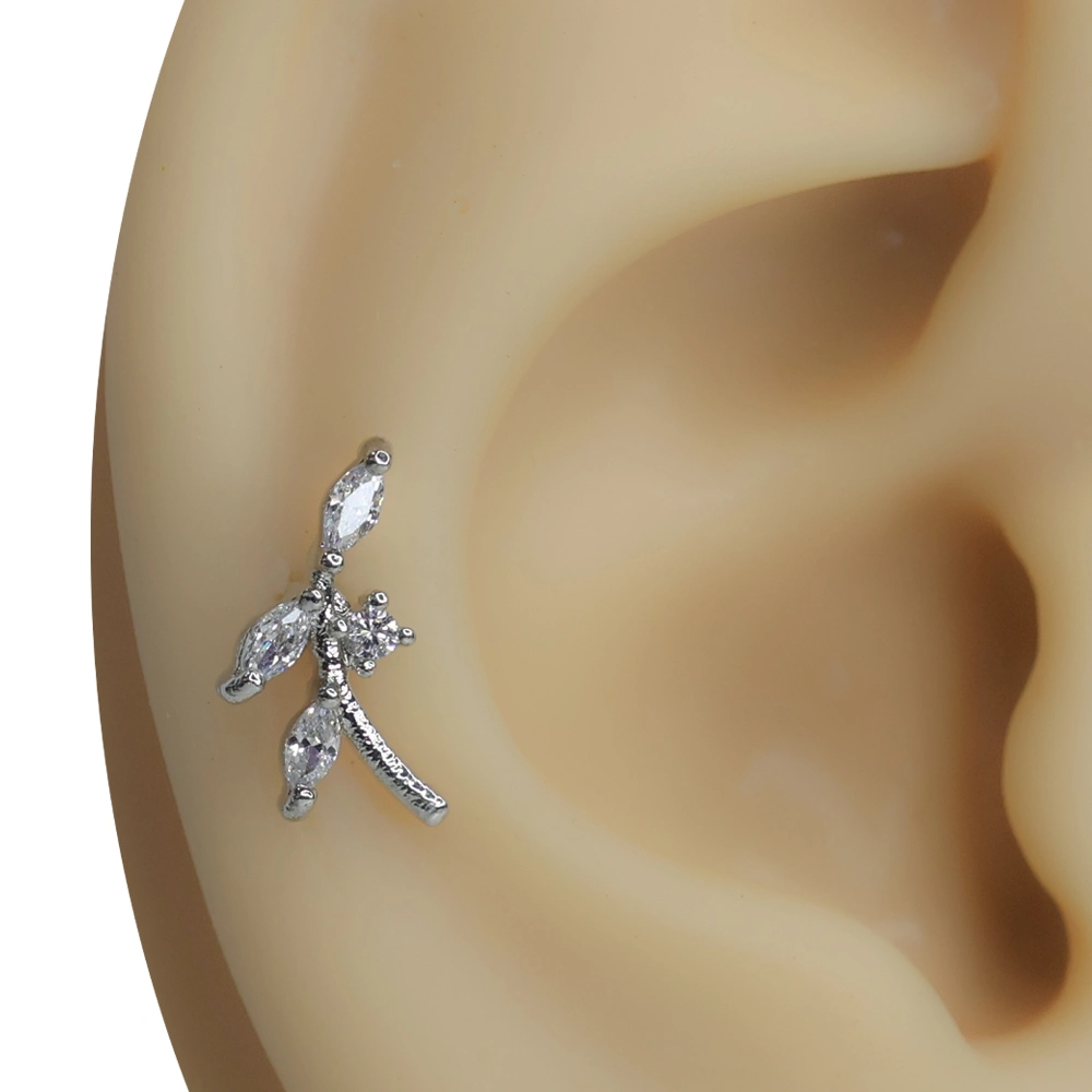 Kulak üzerinde sergilenen zirkon taşlı tragus helix kıkırdak piercing modeli