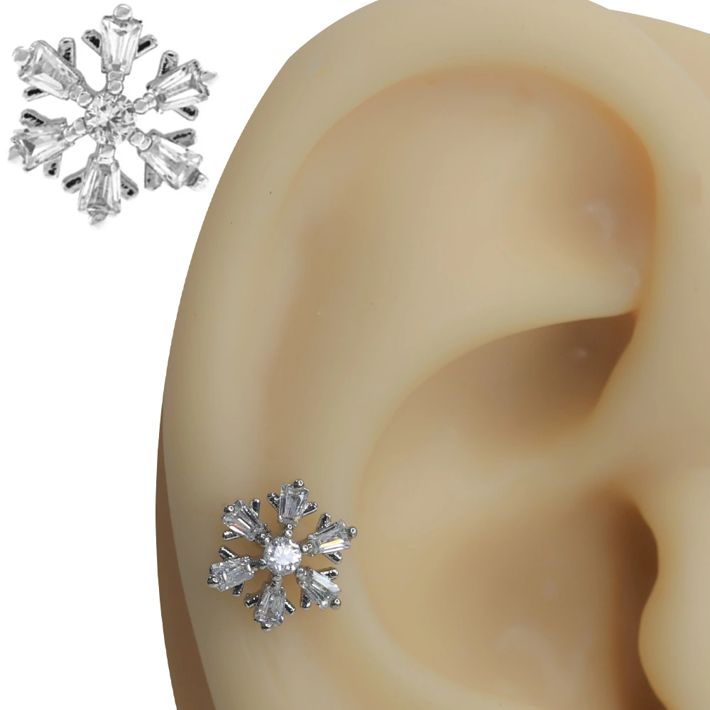 Kulakta sergilenen zirkon taşlı gümüş renkli tragus helix kıkırdak piercing