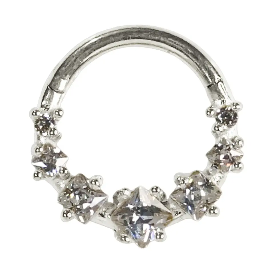 Septum ve tragus bölgesinde sergilenen gümüş kararmayan kristal halka septum kıkırdak piercing