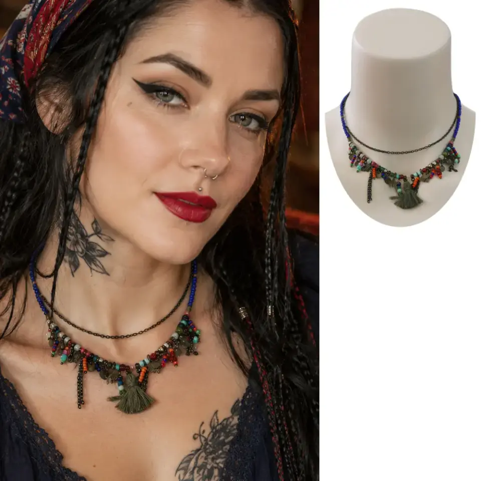 Saks mavisi boncuklu, haki püsküllü ve renkli detaylara sahip etnik kolye modeli