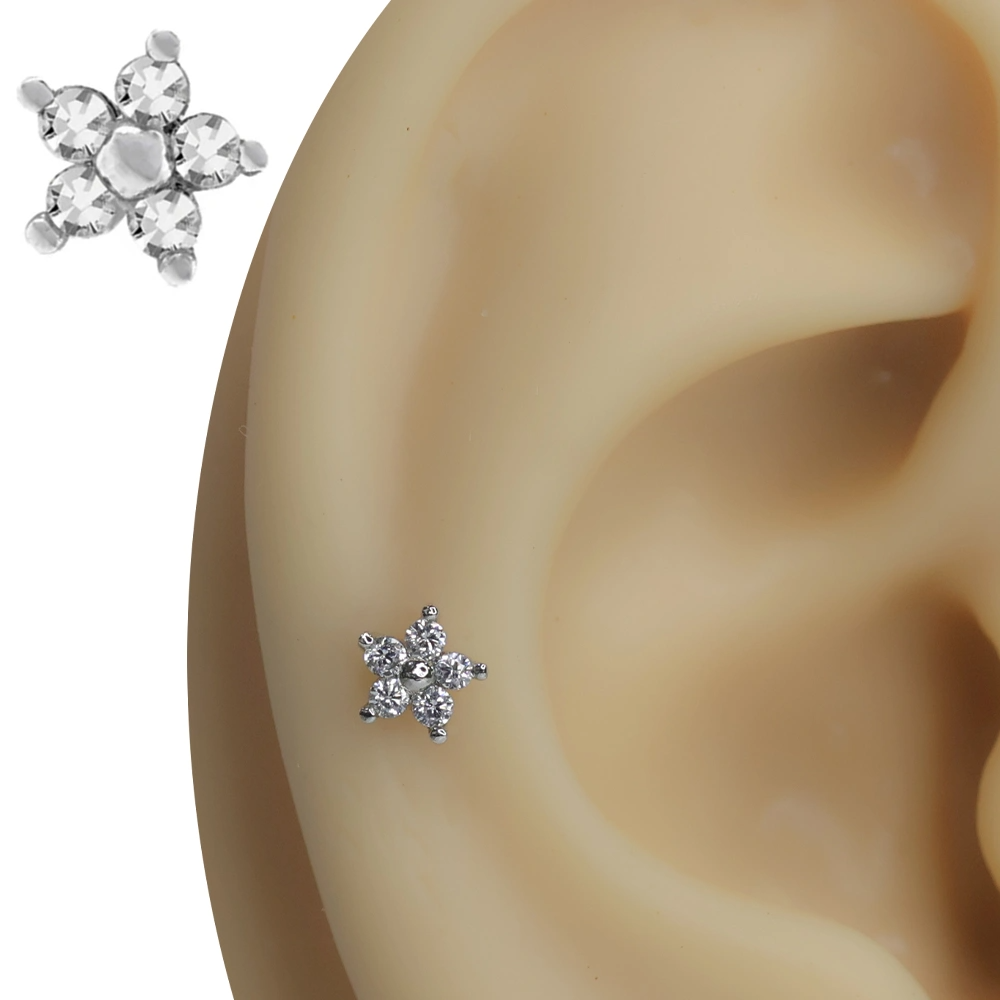 Kıkırdak bölgesinde sergilenen çiçek figürlü gümüş renkli tragus helix piercing