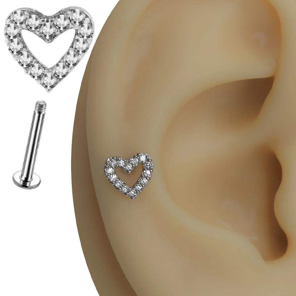Kulak kıkırdak bölgesinde sergilenen kalp figürlü zirkon taşlı gümüş piercing
