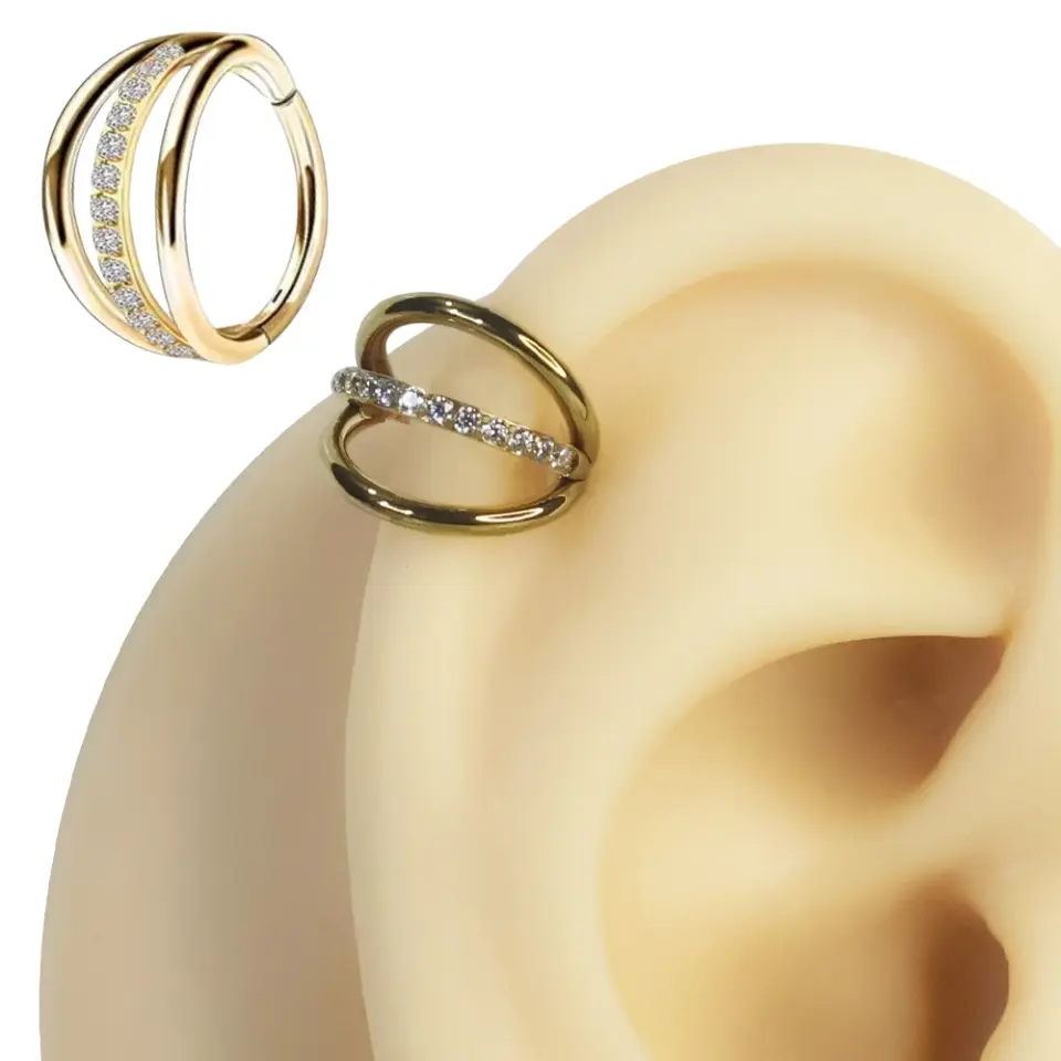 Septum ve daith bölgesinde sergilenen altın kararmayan halka septum kıkırdak piercing