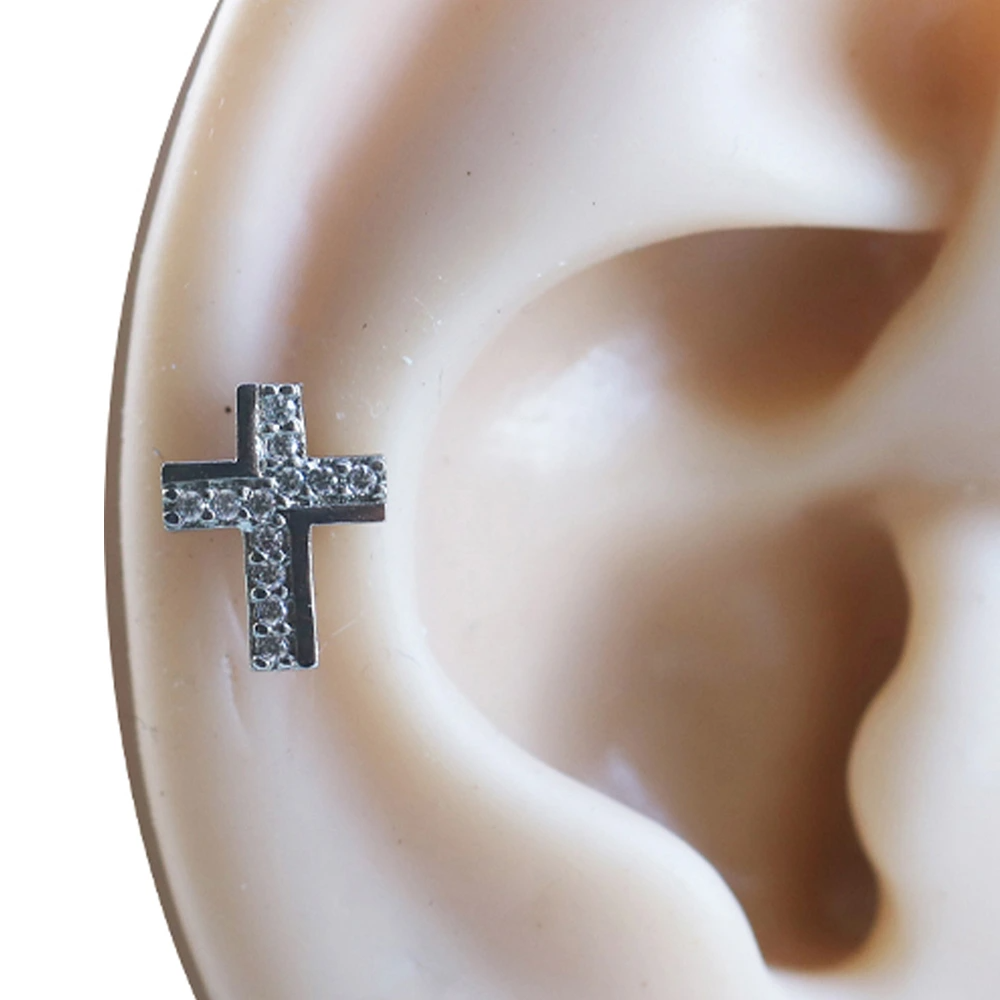 Kıkırdak ve helix bölgesinde parlayan zirkon taşlı gümüş kutsal ışılta piercing modeli