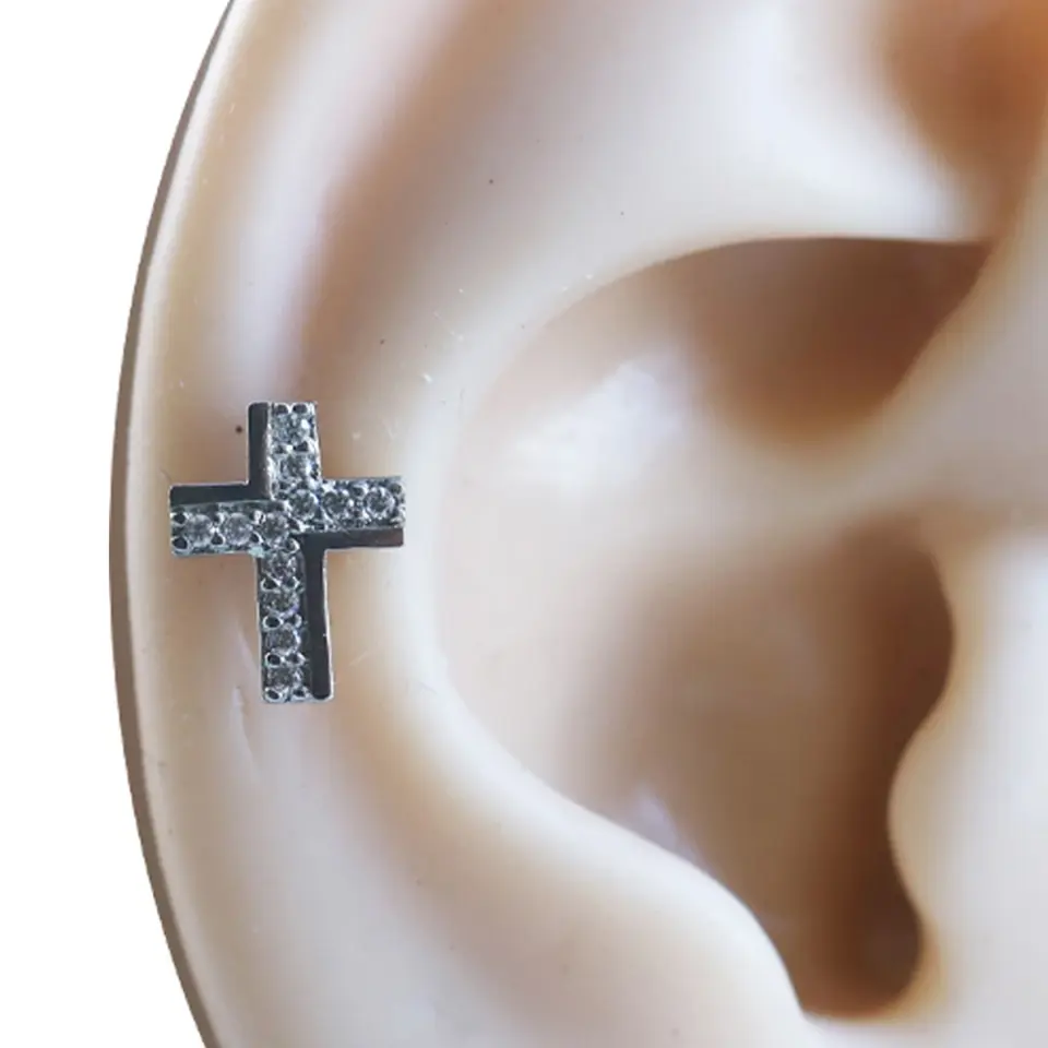 Kıkırdak ve helix bölgesinde parlayan zirkon taşlı gümüş kutsal ışılta piercing modeli
