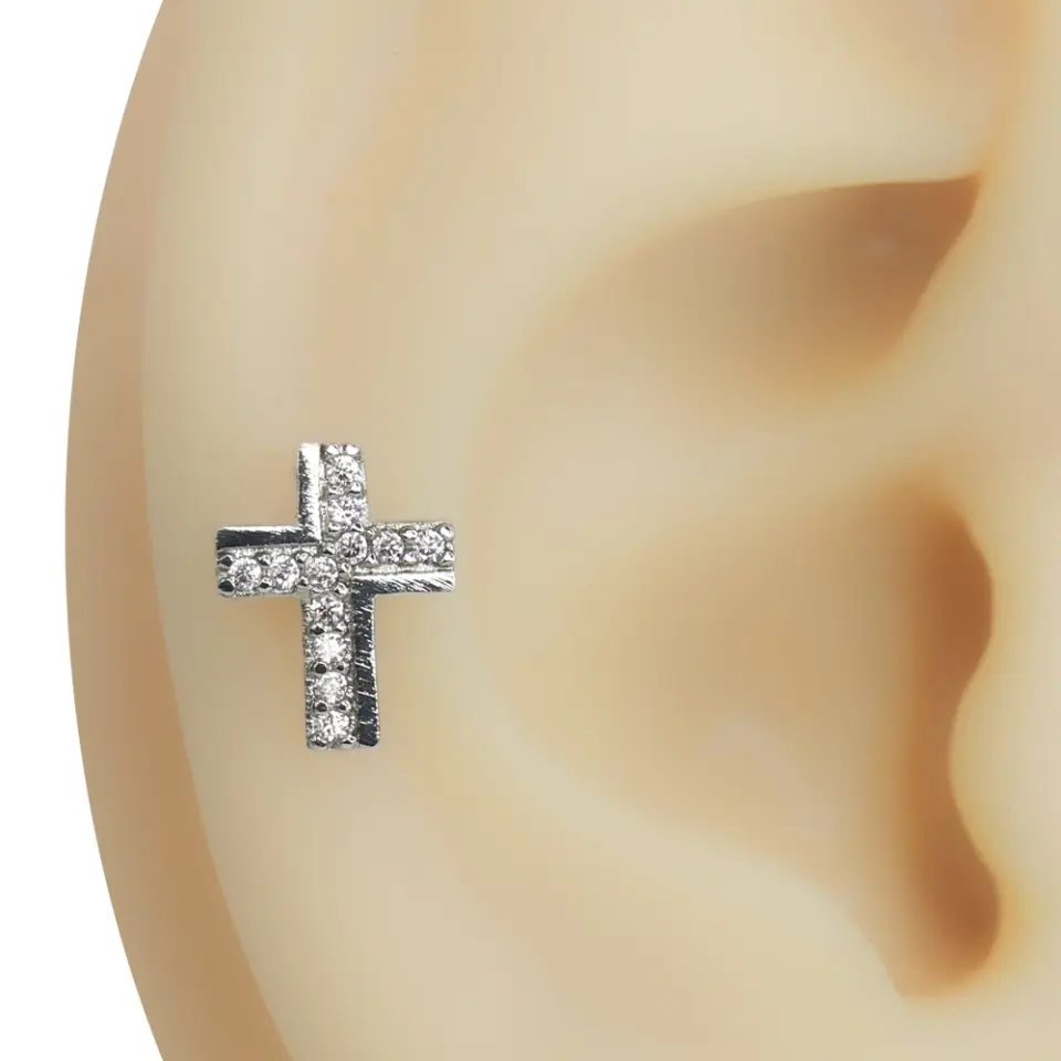 Kıkırdak ve helix bölgesinde parlayan zirkon taşlı gümüş kutsal ışılta piercing modeli