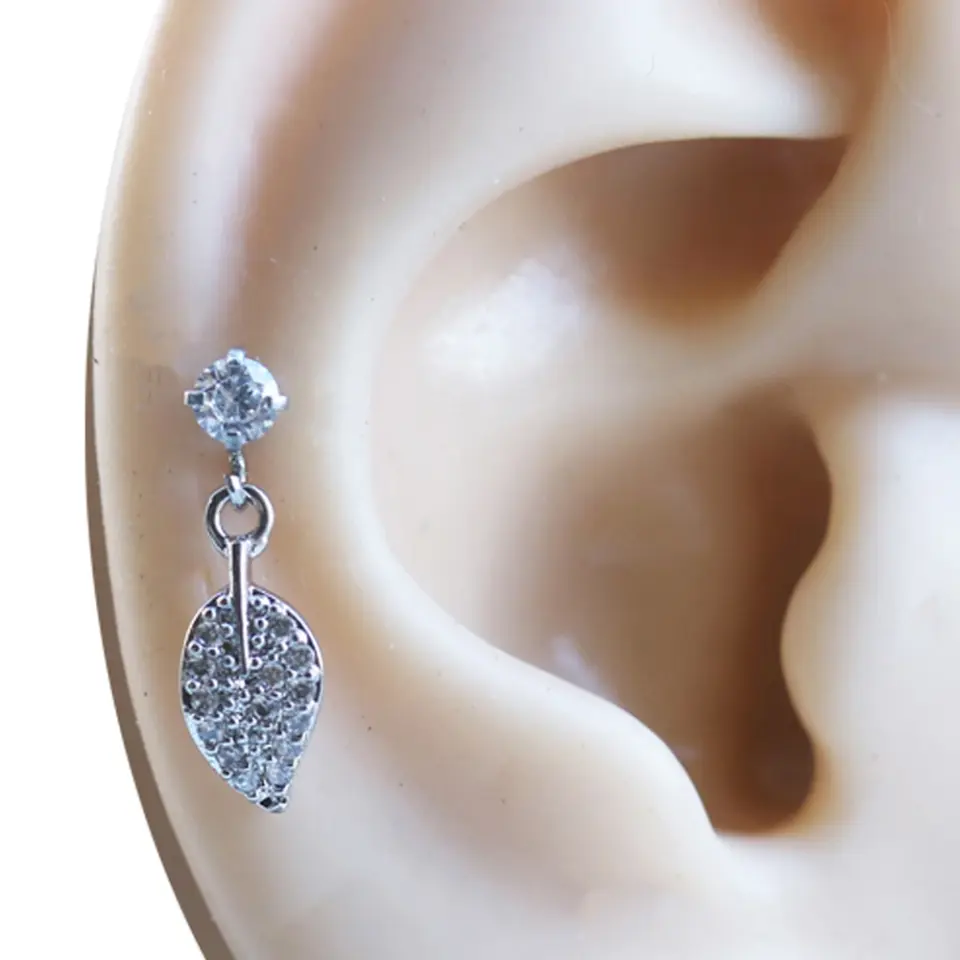 Kulakta sergilenen zirkon taşlı yaprak figürlü gümüş renkli tragus helix kıkırdak piercing
