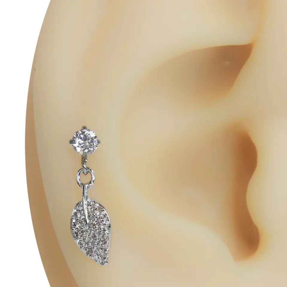 Kulakta sergilenen zirkon taşlı yaprak figürlü gümüş renkli tragus helix kıkırdak piercing