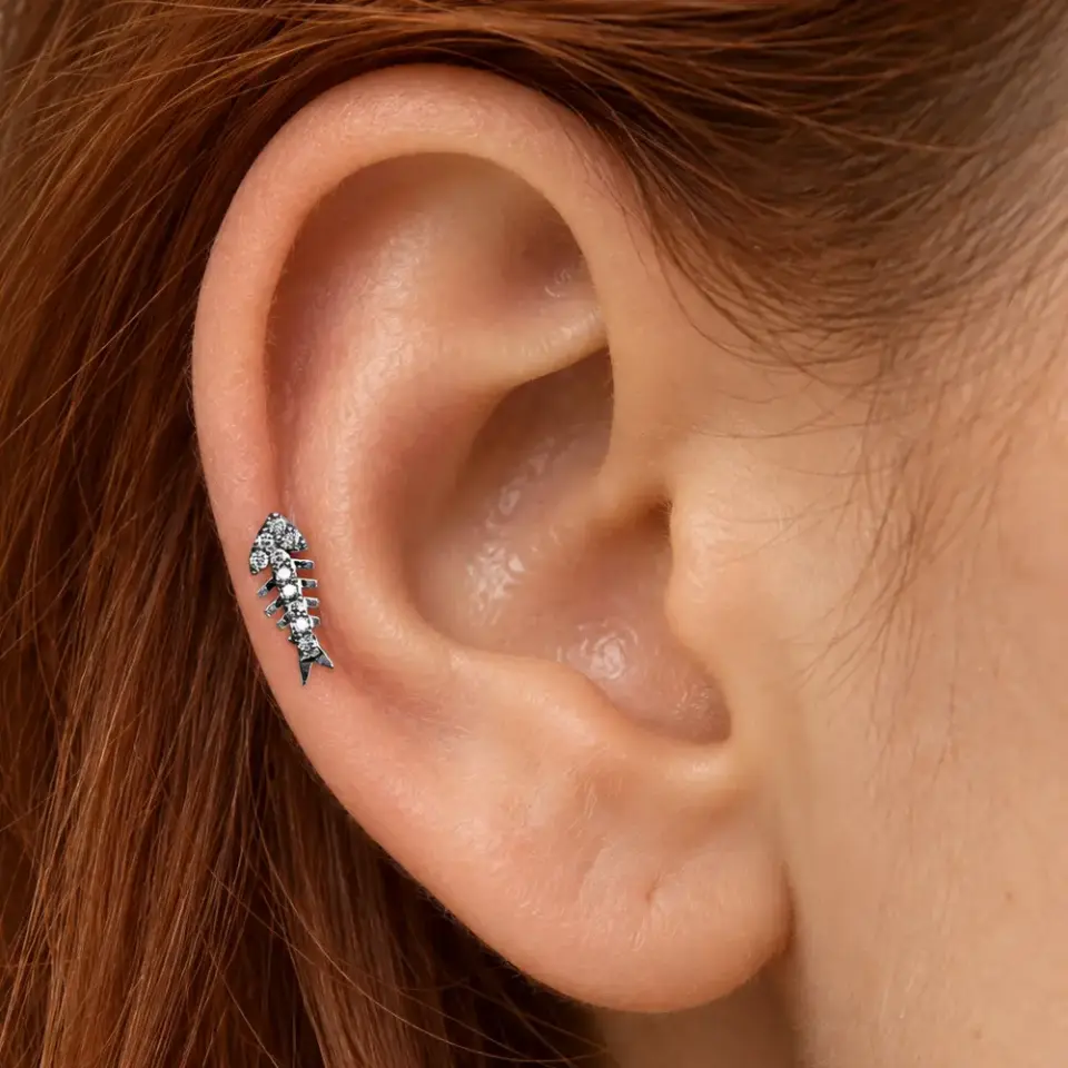 kılcık-helix-piercing-kulak-durusu