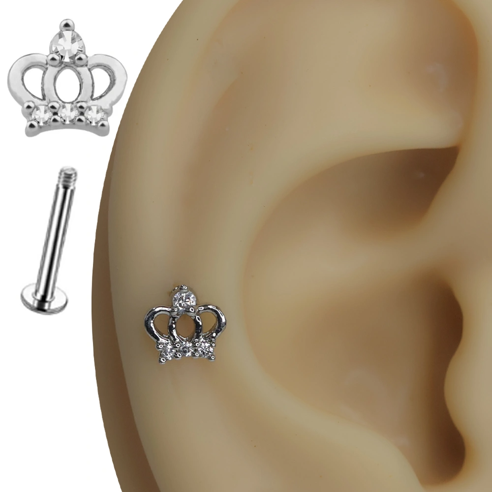 Kulak kıkırdak bölgesinde sergilenen zirkon taşlı gümüş Göklerin Tacı piercing modeli