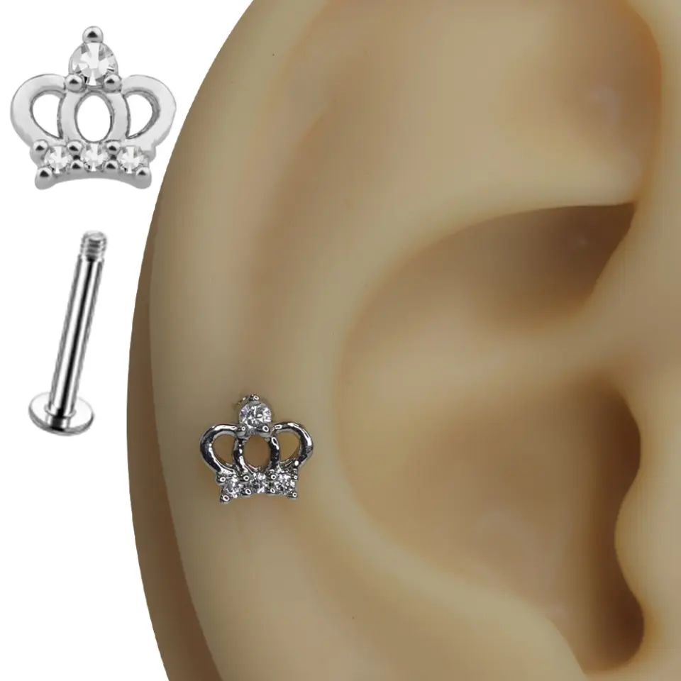 Kulak kıkırdak bölgesinde sergilenen zirkon taşlı gümüş Göklerin Tacı piercing modeli