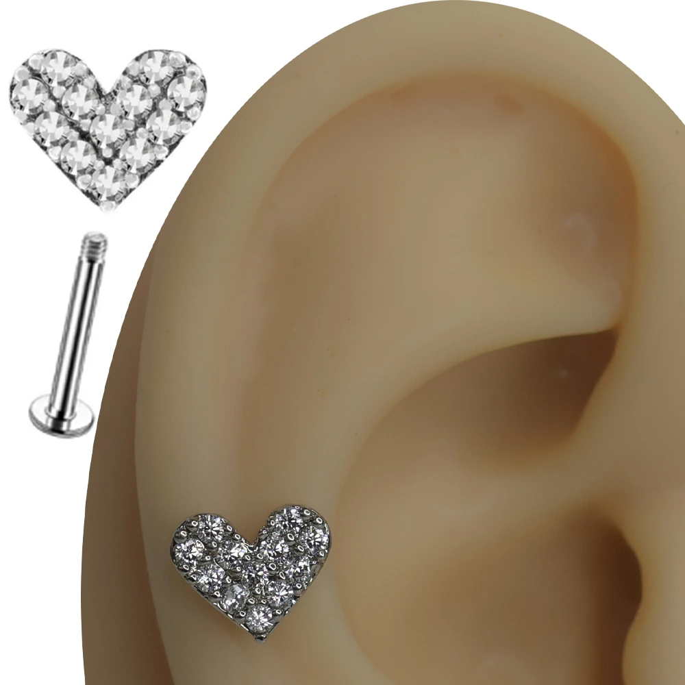 Kulak kıkırdak bölgesinde sergilenen zirkon taşlı gümüş Aşk Kıvılcımı flatback piercing modeli