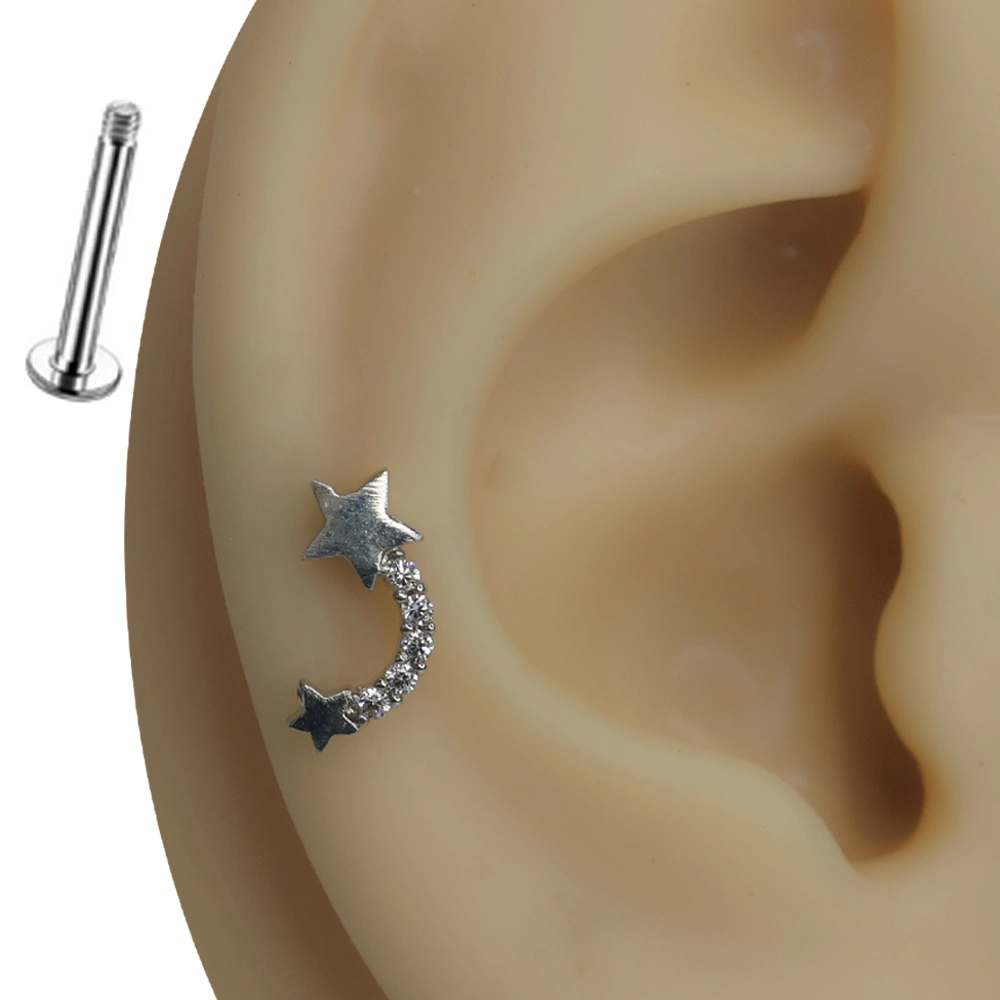 Kulak kıkırdak bölgesinde sergilenen yıldız figürlü zirkon taşlı gümüş Dilek Yıldızı piercing