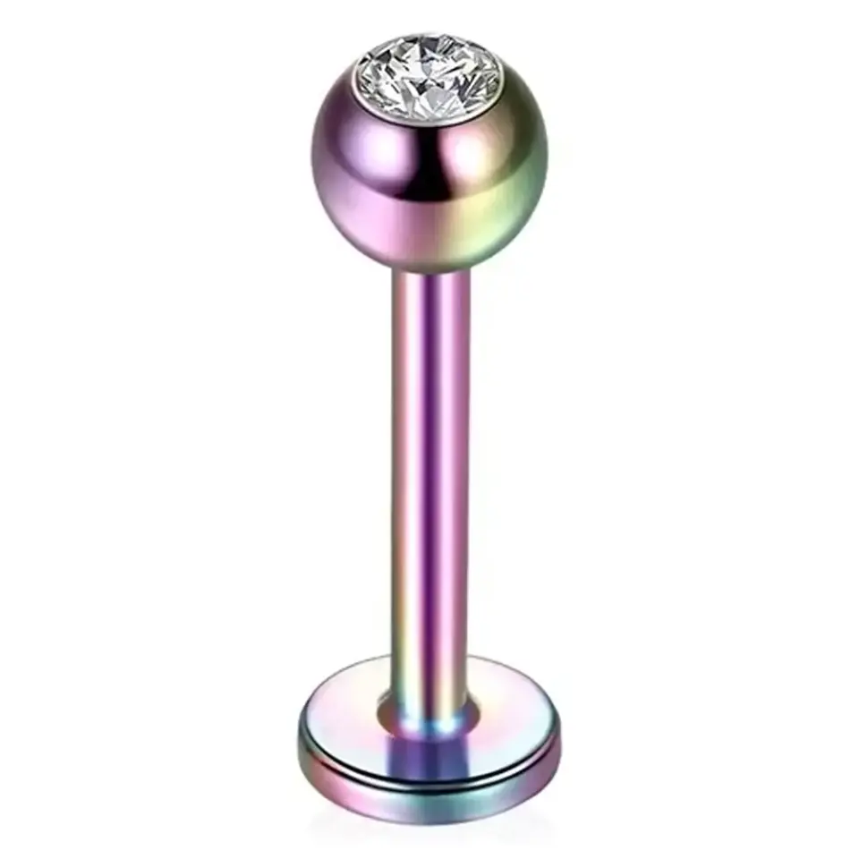 Gökkuşağı renkli ışıltılı taşlı dudak, tragus, kıkırdak piercing detay görünümü