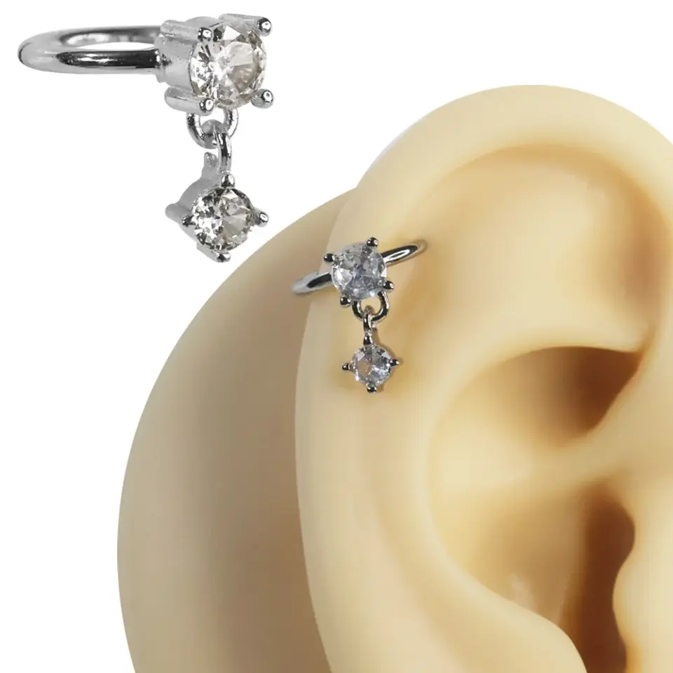 Helix ve tragus bölgesinde sergilenen gümüş kararmayan kıkırdak helix halka piercing