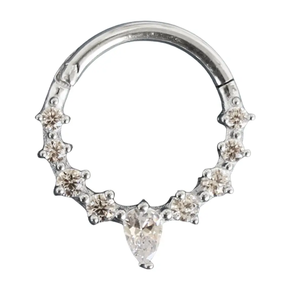 Septum ve daith bölgesinde sergilenen gümüş kararmayan damla halka septum kıkırdak piercing