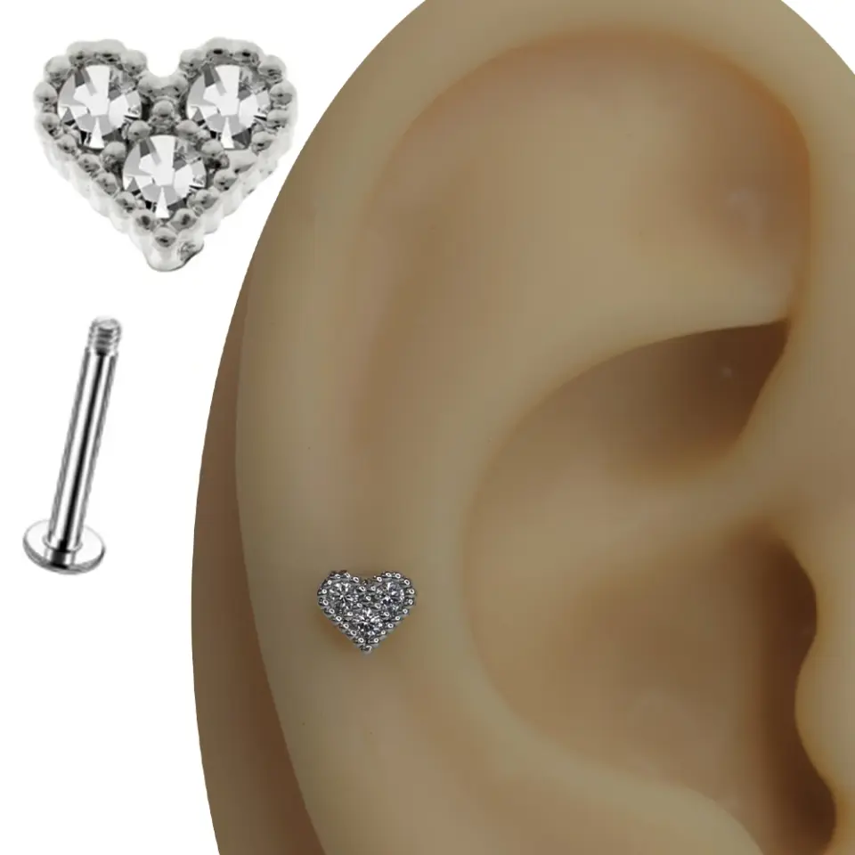 Kulak kıkırdak bölgesinde sergilenen kalp figürlü zirkon taşlı gümüş Hatıra Kalbi flatback piercing