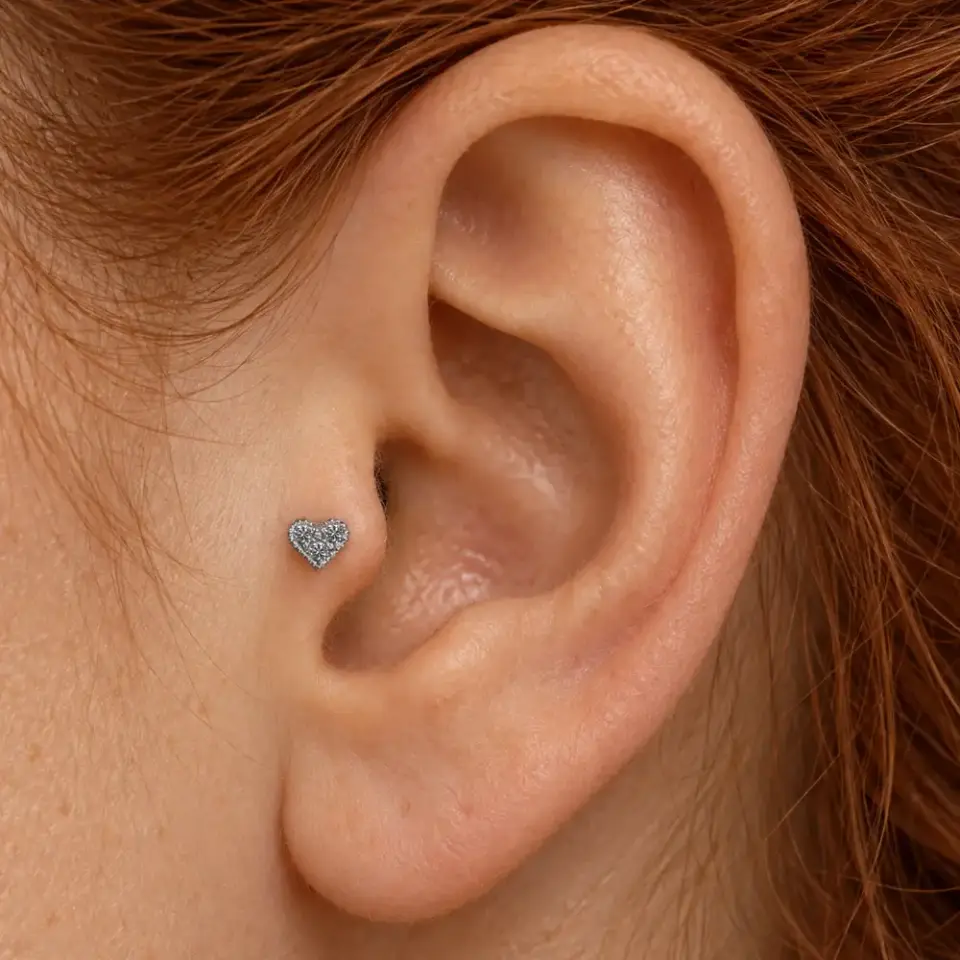 kucuk-kalp-tragus-piercing-kulakta-durusu