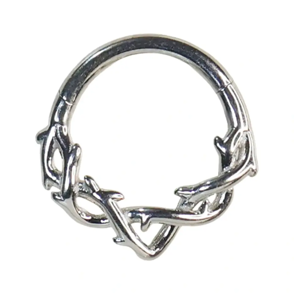 Septum ve daith bölgesinde sergilenen gümüş kararmayan dikenli halka septum kıkırdak piercing