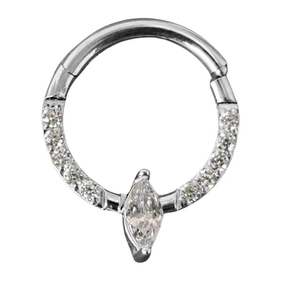 Septum ve tragus bölgesinde sergilenen gümüş kararmayan marquise halka septum kıkırdak piercing