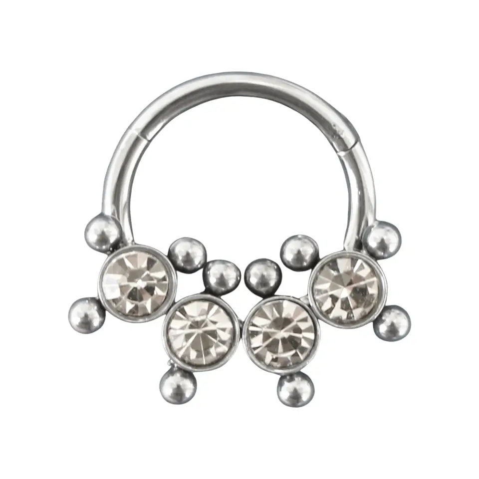 Septum ve tragus bölgesinde sergilenen gümüş kararmayan dokulu halka septum kıkırdak piercing