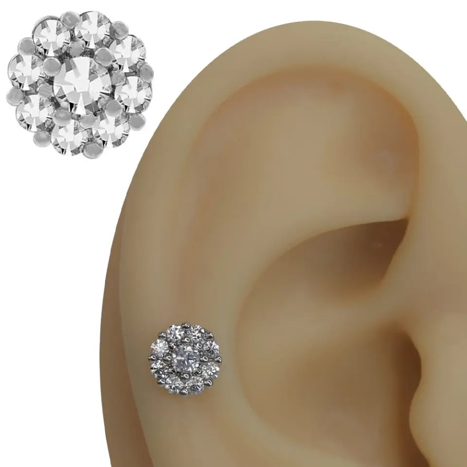 Kulak kıkırdağında sergilenen zirkon taşlı papatya figürlü tragus helix kıkırdak piercing.