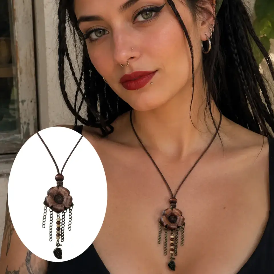 Antik sarı metal yaprak uçlu otantik el yapımı deri kolye yakın plan çekimi