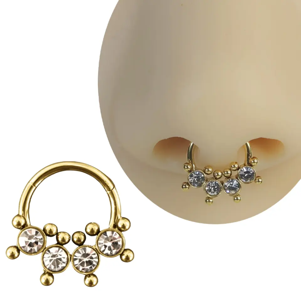Septum ve tragus bölgesinde sergilenen altın kararmayan dokulu halka septum kıkırdak piercing