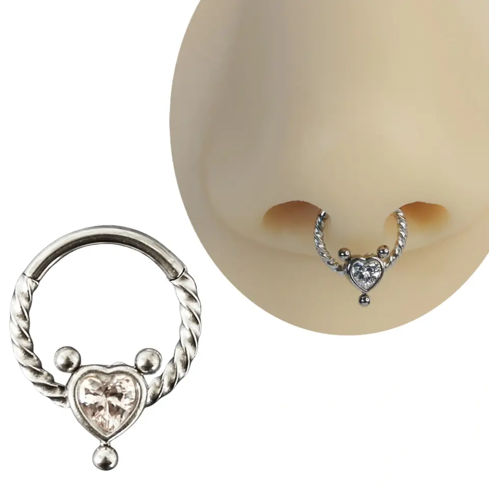 Septum ve daith bölgesinde sergilenen gümüş kararmayan kalpli halka septum kıkırdak piercing