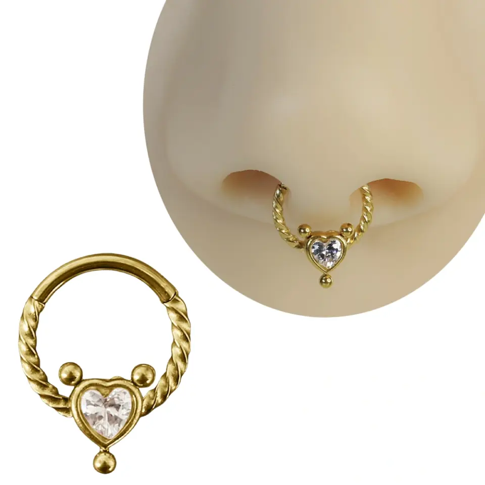 Septum ve daith bölgesinde sergilenen altın kararmayan kalp halka septum kıkırdak piercing