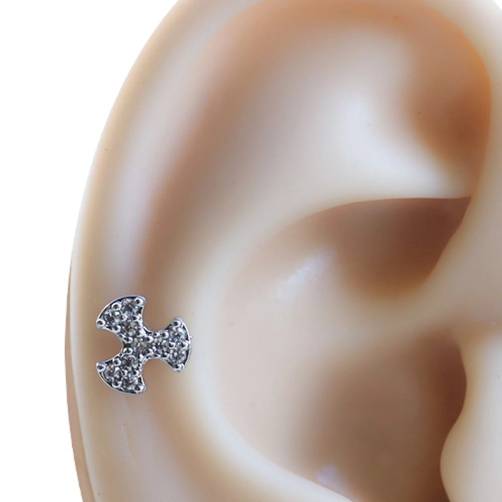 Kulak kıkırdağında sergilenen zirkon taşlı pervane figürlü gümüş rengi tragus helix kıkırdak piercing.