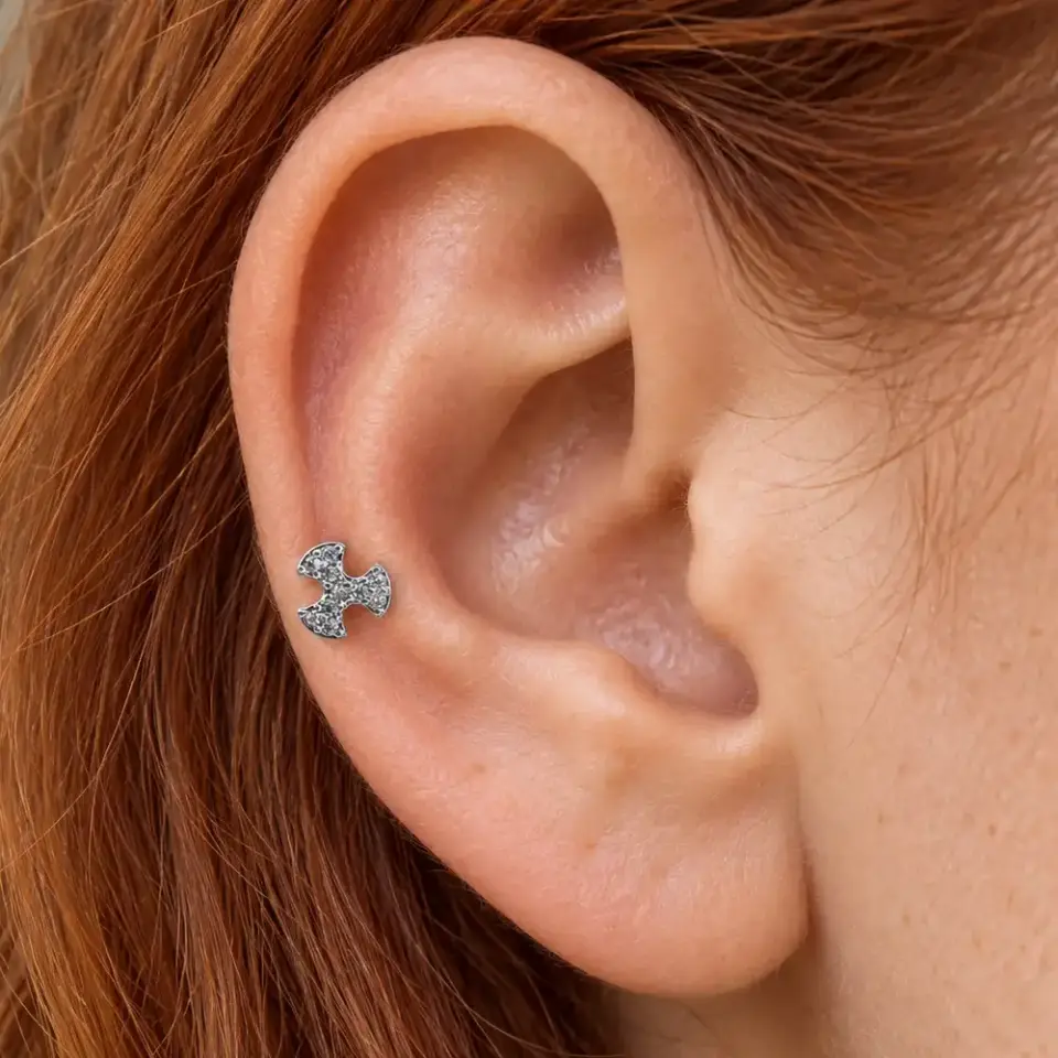 isik-pervanesi-helix-piercing-kulakta-durusu