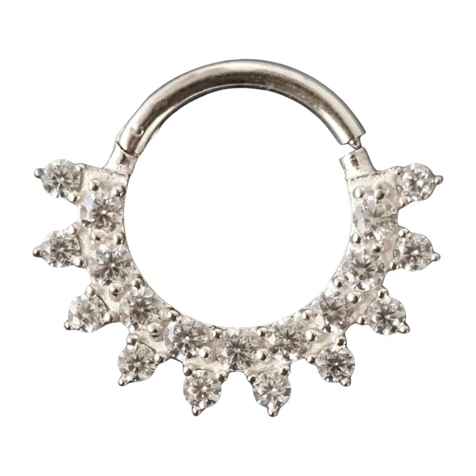 Septum ve daith bölgesinde sergilenen gümüş kararmayan halka septum kıkırdak piercing