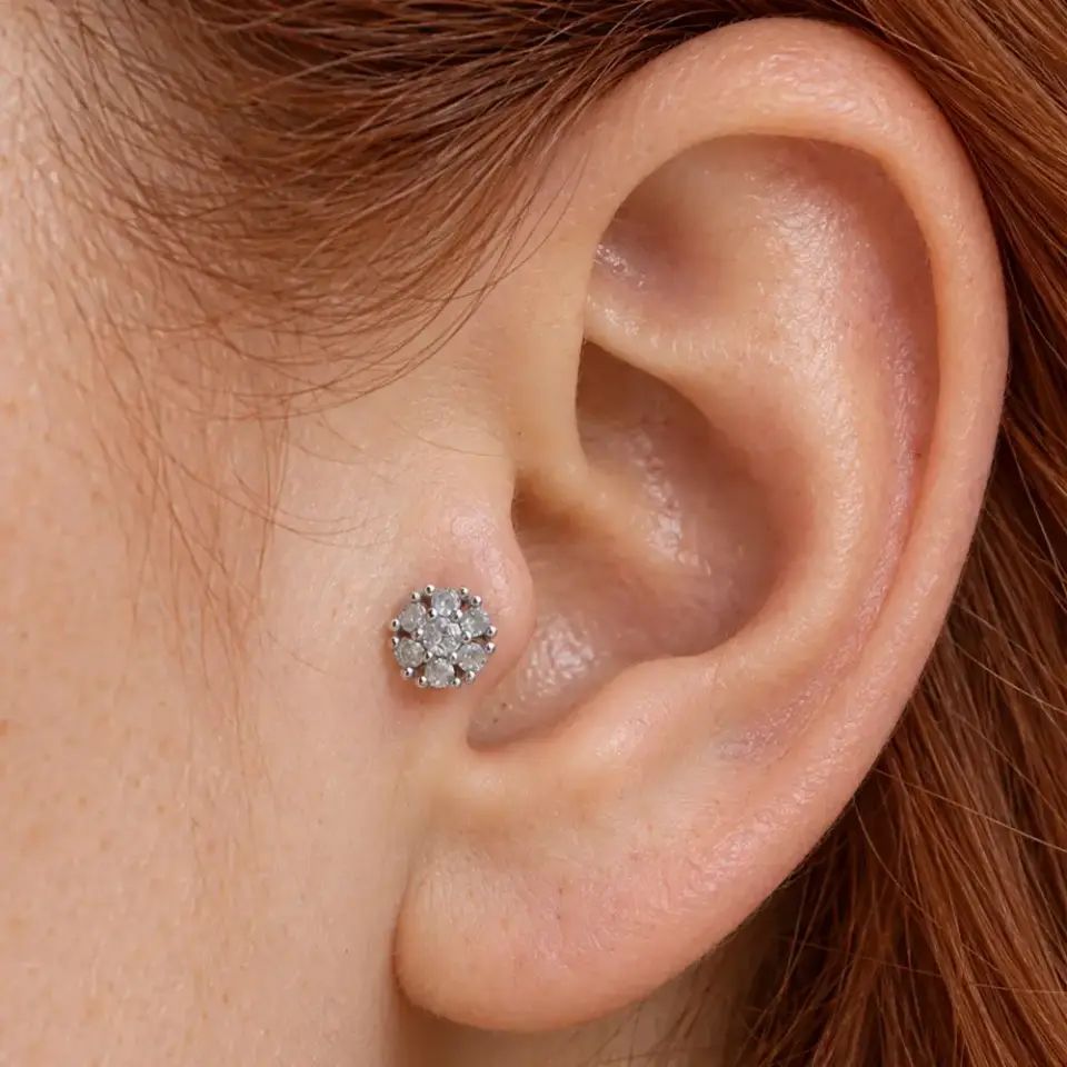 cicek-tragus-piercing-kulakta-durusu