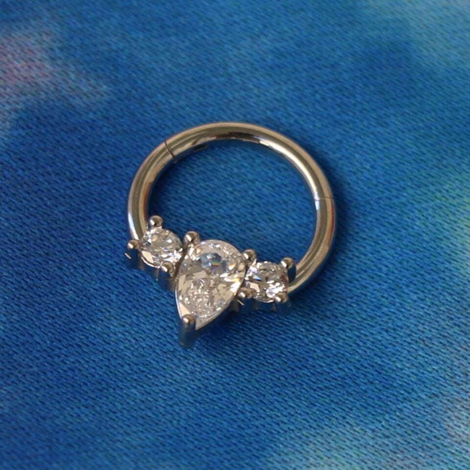 Zirkon Taşlı Damla Tasarım Kilitli Çelik 8 mm Halka Piercing, Daith-Helix-Kıkırdak-Septum-Auricle