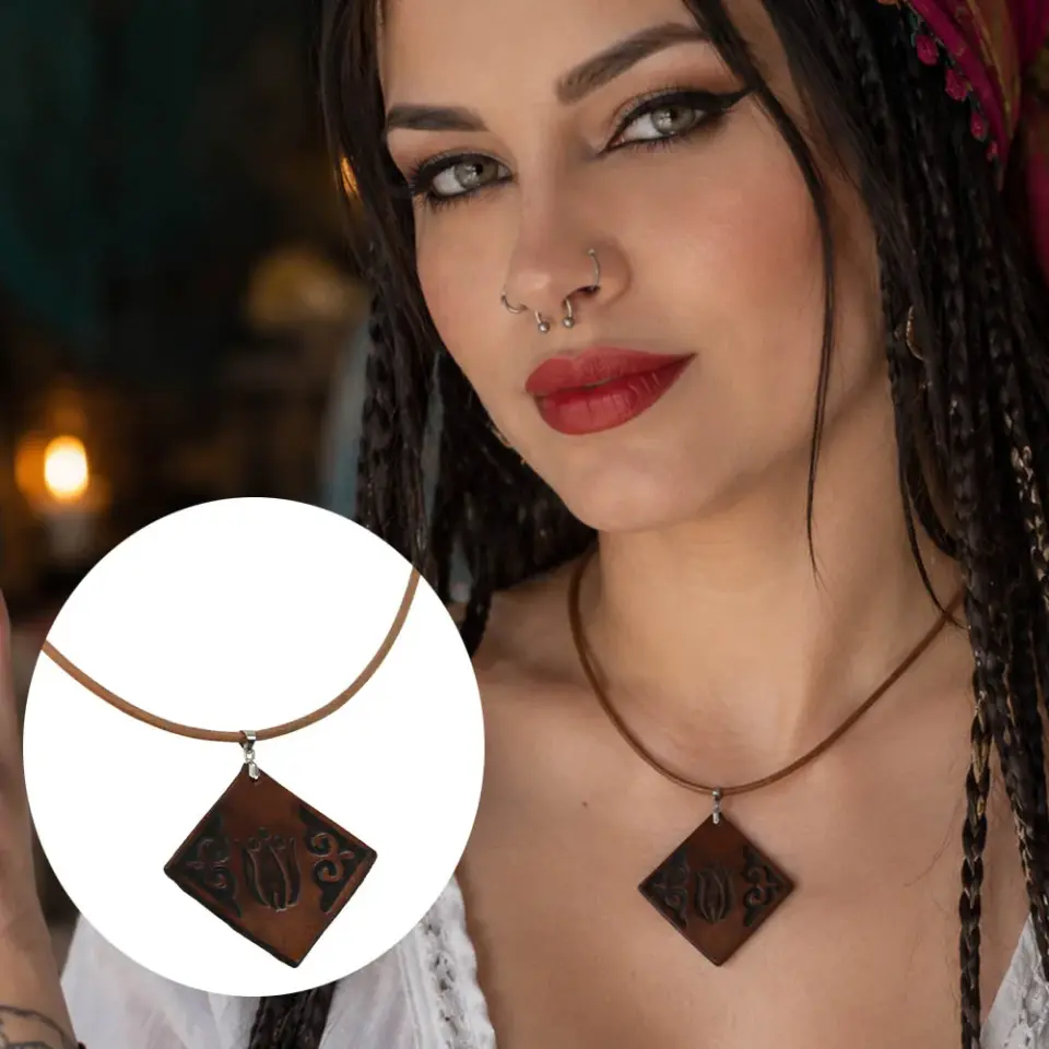 Hakiki deri obje detaylı lale motifli bohem kolye, kahverengi etnik desenli unisex kolye modeli