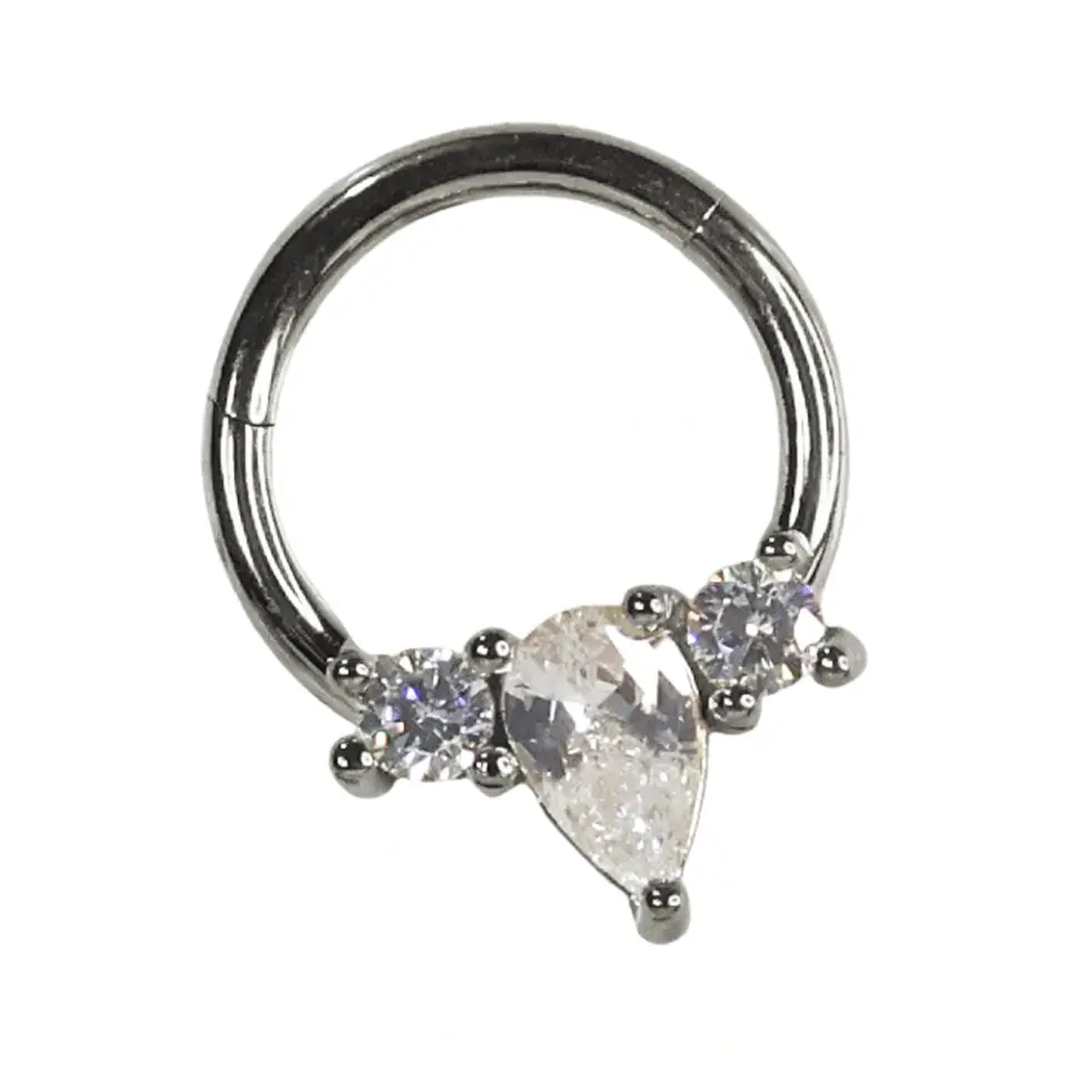 Septum ve daith bölgesinde sergilenen gümüş kararmayan damla halka septum kıkırdak piercing