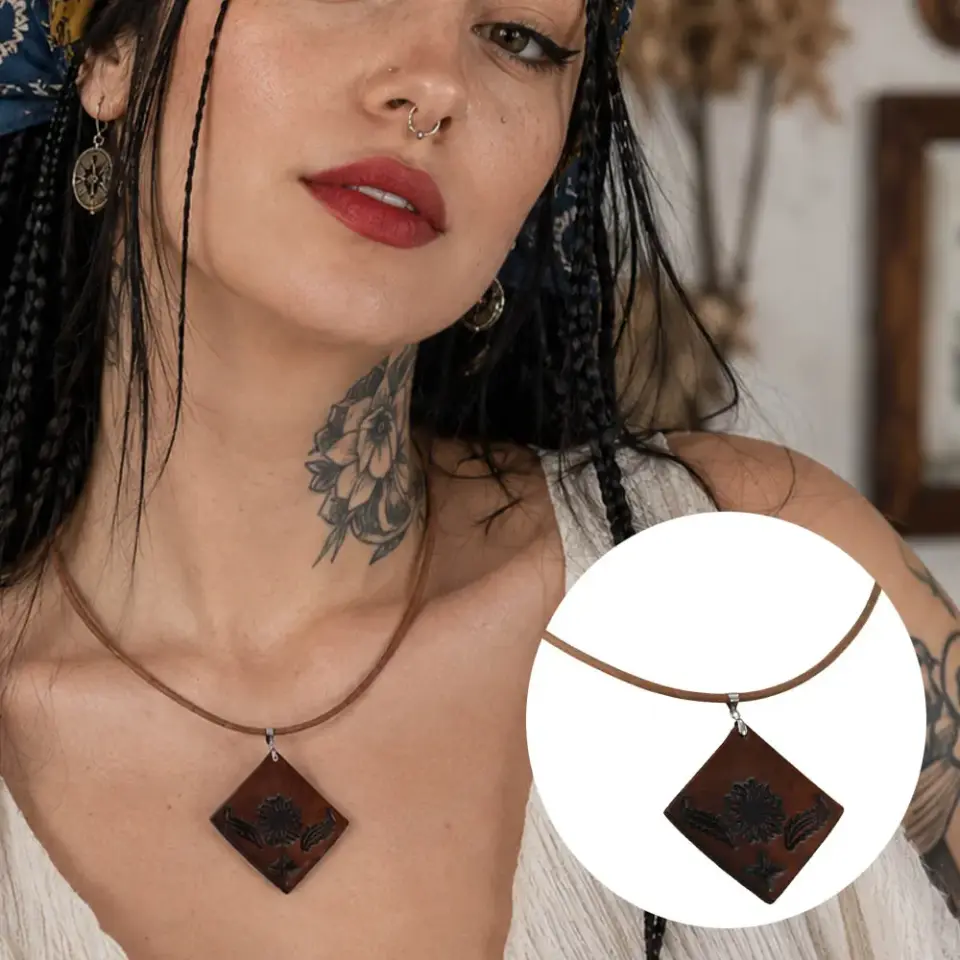 Hakiki deri obje detaylı çiçek motifli bohem kolye, kahverengi etnik desenli unisex kolye modeli
